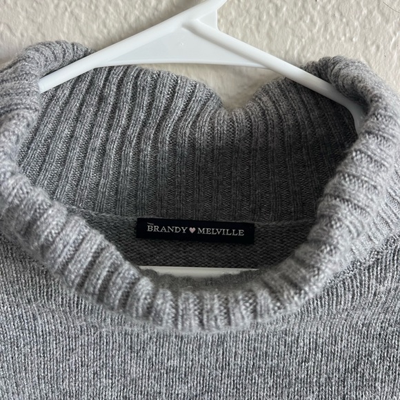 Brandy Melville Turtleneck Sweatshirt - Picture 5 of 8